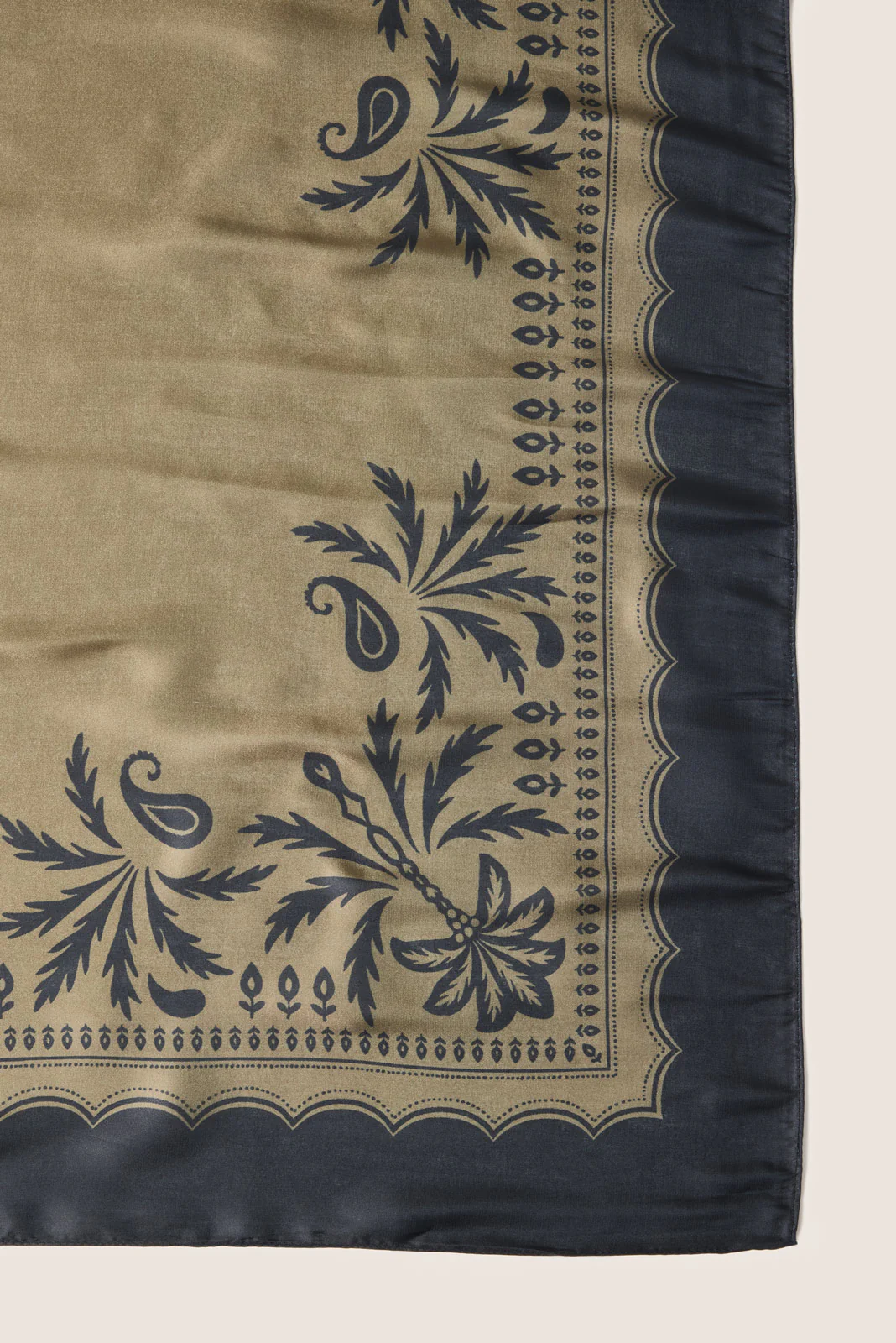 Isla Palm Border Bandana - Image 2